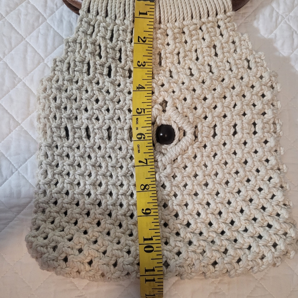 Vintage 70's Cream Boho Crochet Bag with Wooden Handle - Picture 9 of 9